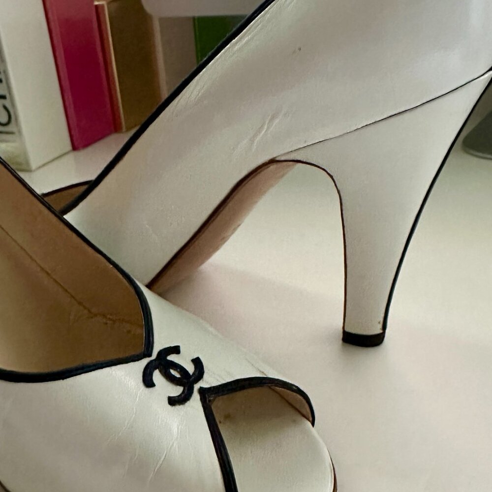 SOLD - Chanel White and Black lining Shoes US Size 8 (38)